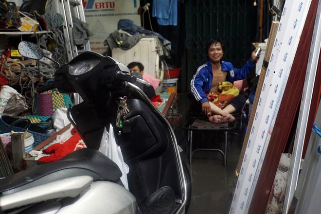 Đường Sài Gòn ngập sâu 3 ngày, nước chưa rút ảnh 12