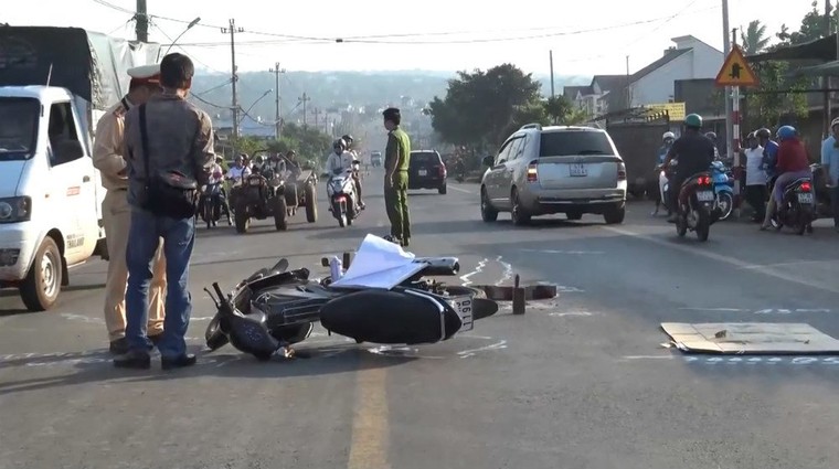 Truy tìm tài xế ô tô cán chết trung úy quân đội, rồi tăng ga bỏ trốn ảnh 1