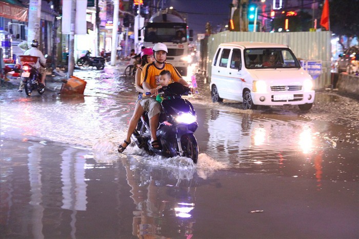 Người Sài Gòn khổ sở vì triều cường dâng cao ảnh 4