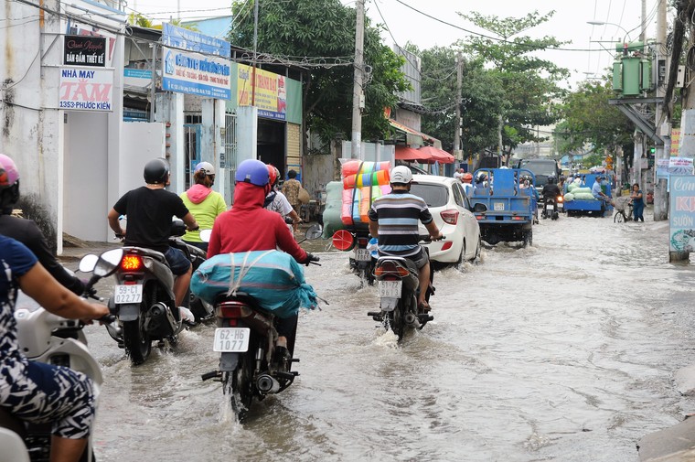 Người Sài Gòn khổ sở vì triều cường dâng cao ảnh 2