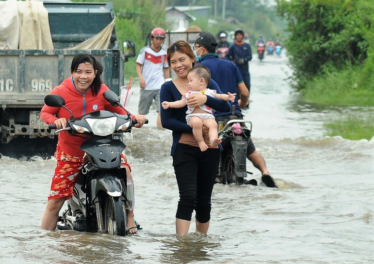 Người Sài Gòn khổ sở vì triều cường dâng cao ảnh 1