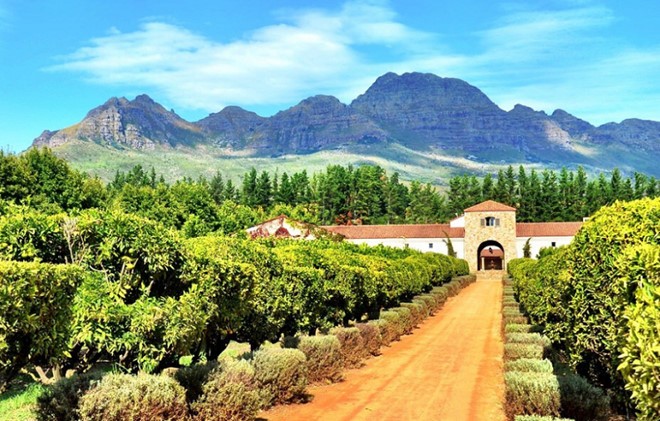 Nam Phi giáp quốc gia nào sau đây?