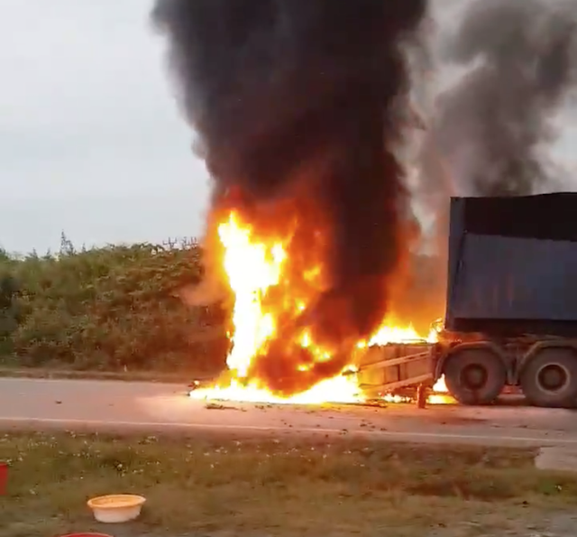 Container bốc cháy dữ dội khi đang leo dốc, tài xế và phụ xe may mắn thoát thân ảnh 4