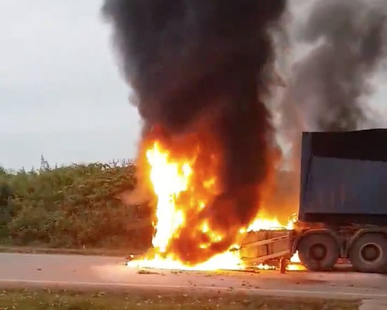 Container bốc cháy dữ dội khi đang leo dốc, tài xế và phụ xe may mắn thoát thân ảnh 2