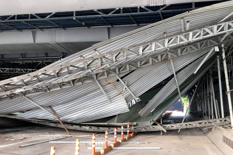 Toàn cảnh vụ sập giàn giáo trước hầm Thủ Thiêm khiến giao thông tê liệt nhiều giờ ảnh 2