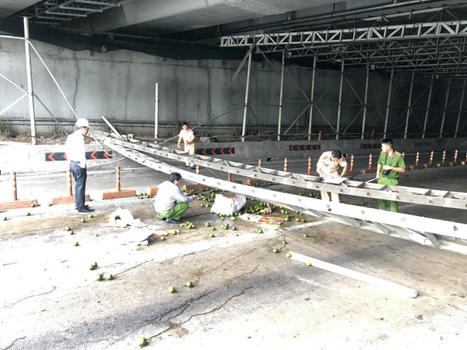 Hiện trường vụ sập giàn giáo trước hầm Thủ Thiêm khiến giao thông tê liệt ảnh 1