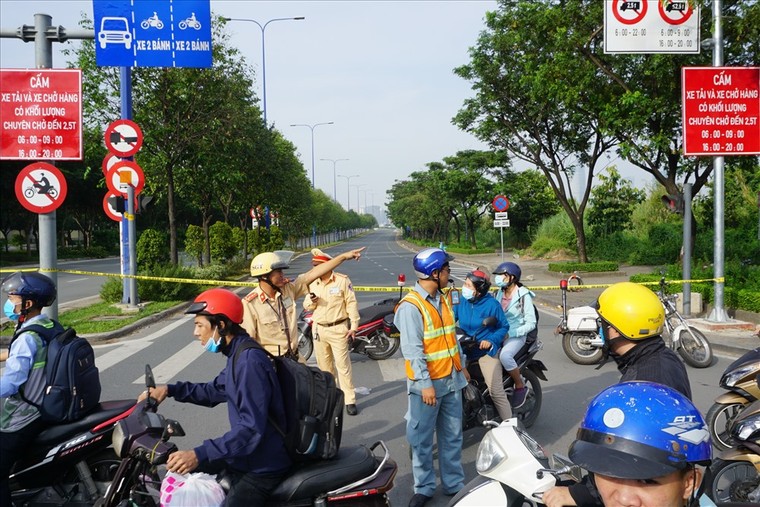 Toàn cảnh vụ sập giàn giáo trước hầm Thủ Thiêm khiến giao thông tê liệt nhiều giờ ảnh 4