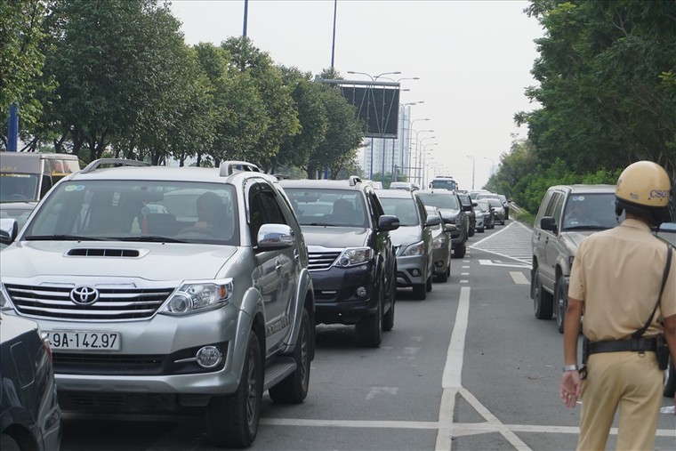 Toàn cảnh vụ sập giàn giáo trước hầm Thủ Thiêm khiến giao thông tê liệt nhiều giờ ảnh 11