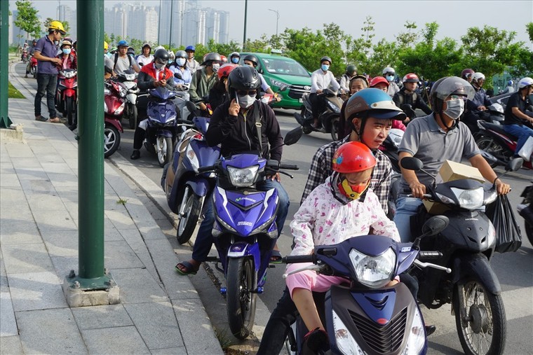 Toàn cảnh vụ sập giàn giáo trước hầm Thủ Thiêm khiến giao thông tê liệt nhiều giờ ảnh 12