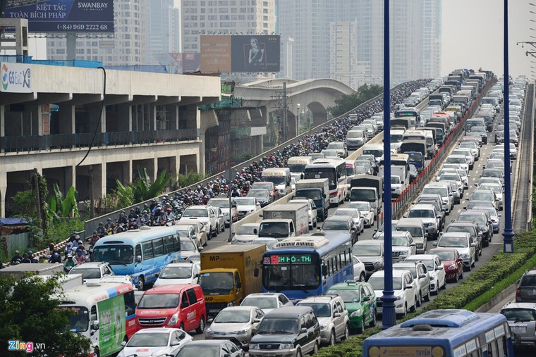Toàn cảnh vụ sập giàn giáo trước hầm Thủ Thiêm khiến giao thông tê liệt nhiều giờ ảnh 6