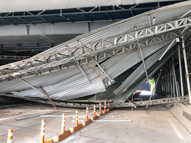 Toàn cảnh vụ sập giàn giáo trước hầm Thủ Thiêm khiến giao thông tê liệt nhiều giờ ảnh 1