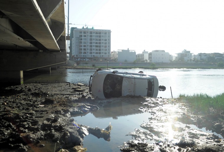Tài xế ngủ gật, taxi lao thẳng xuống sông ảnh 2