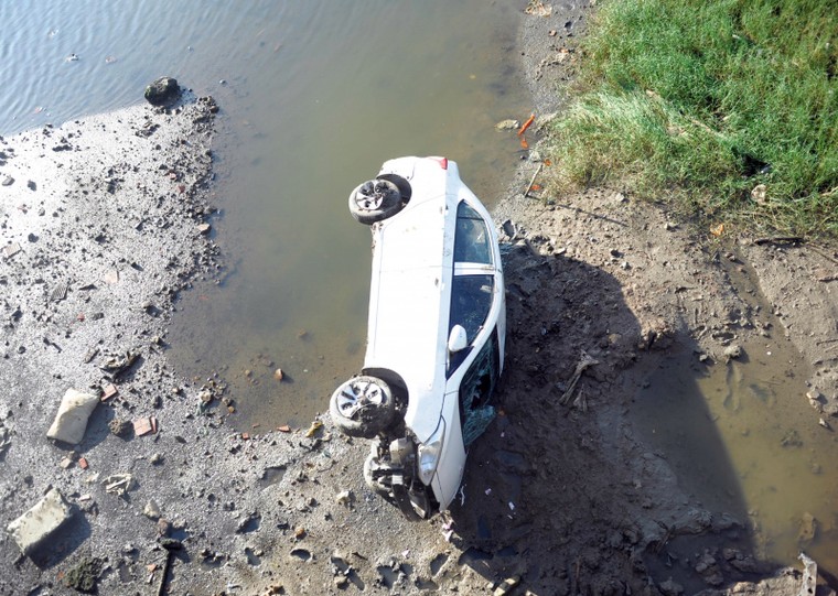 Tài xế ngủ gật, taxi lao thẳng xuống sông ảnh 1