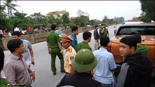 Bắt hơn 300 kg ma túy đá trong cốp xe bán tải ảnh 2