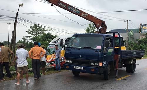 Xe buýt đâm gãy cột điện, hàng chục hành khách hoảng loạn ảnh 1