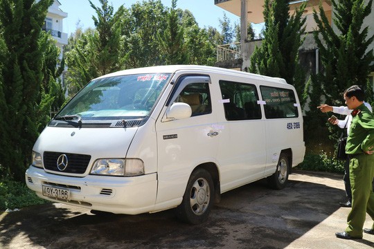 Chạy vào đường cấm, xe khách đẩy cảnh sát đi trăm mét giữa phố ảnh 1