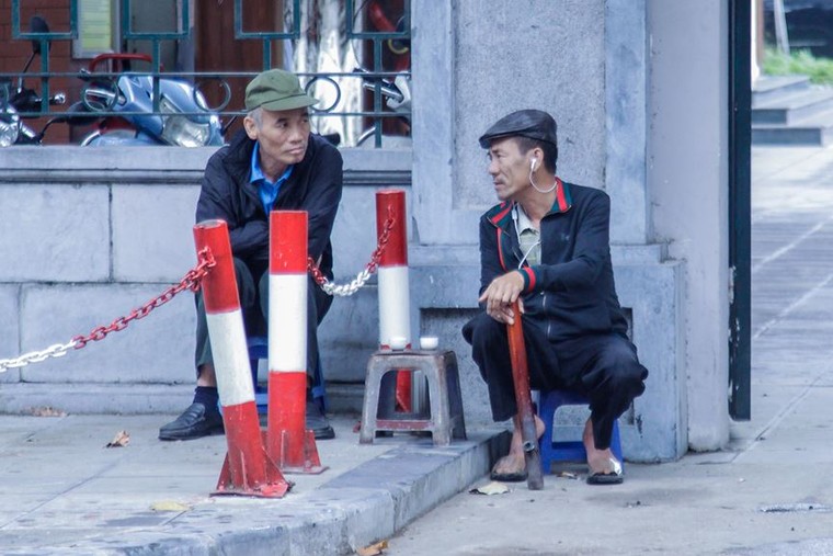 Người Hà Nội run run trong cái lạnh đầu mùa ảnh 5