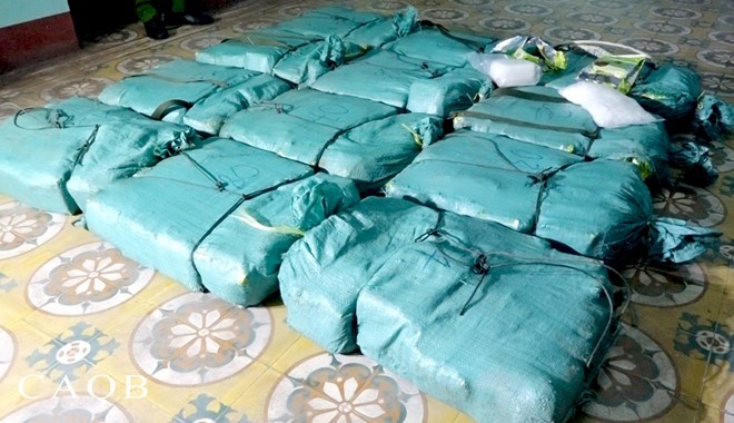 Bắt hơn 300 kg ma túy đá trong cốp xe bán tải ảnh 1