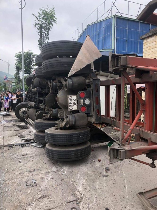 Container mất lái đâm liên hoàn nhiều người thương vong ảnh 1