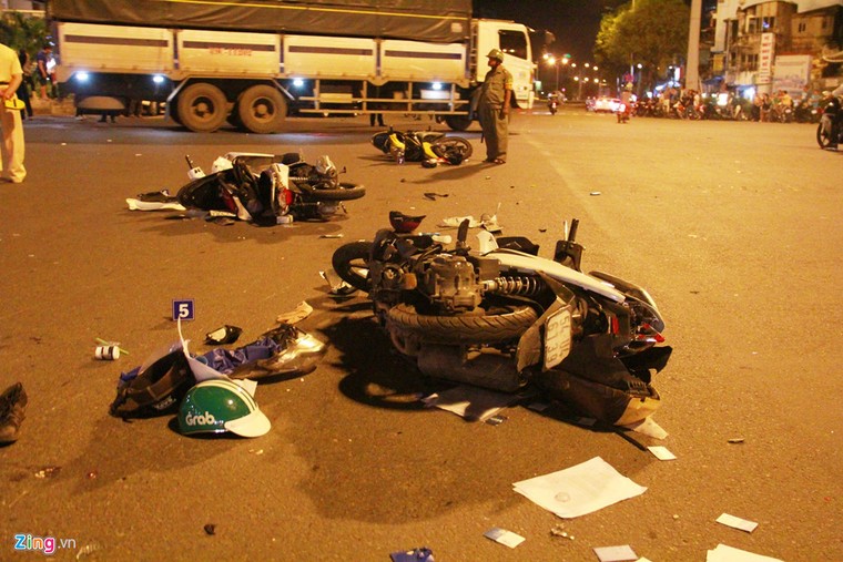 Nữ tài xế say xỉn lái ôtô gây tai nạn liên hoàn trên đường phố Sài Gòn ảnh 1