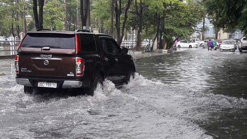 Mưa lớn, nhiều tuyến phố Thanh Hóa ngập sâu trong biển nước ảnh 1
