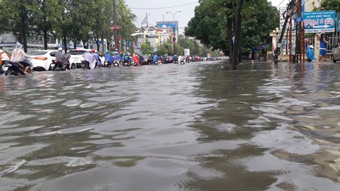 Mưa lớn, nhiều tuyến phố Thanh Hóa ngập sâu trong biển nước ảnh 8