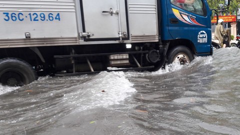 Mưa lớn, nhiều tuyến phố Thanh Hóa ngập sâu trong biển nước ảnh 2