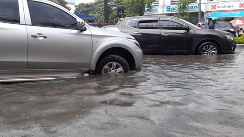 Mưa lớn, nhiều tuyến phố Thanh Hóa ngập sâu trong biển nước ảnh 3