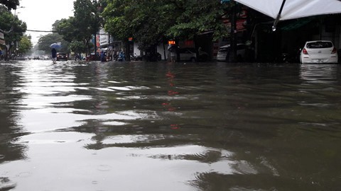 Mưa lớn, nhiều tuyến phố Thanh Hóa ngập sâu trong biển nước ảnh 9