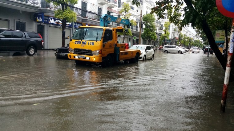 Mưa lớn, nhiều tuyến phố Thanh Hóa ngập sâu trong biển nước ảnh 7