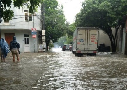 Mưa lớn, nhiều tuyến phố Thanh Hóa ngập sâu trong biển nước ảnh 13