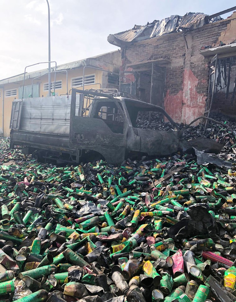 Cháy nhà kho, hàng nghìn chai xịt muỗi bất ngờ phát nổ ảnh 1