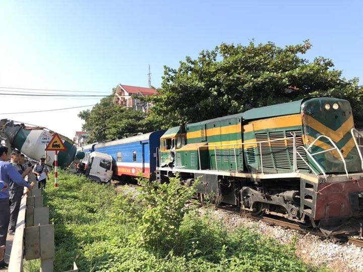Tàu hỏa đâm trực diện xe bồn, lái tàu gãy chân ảnh 1
