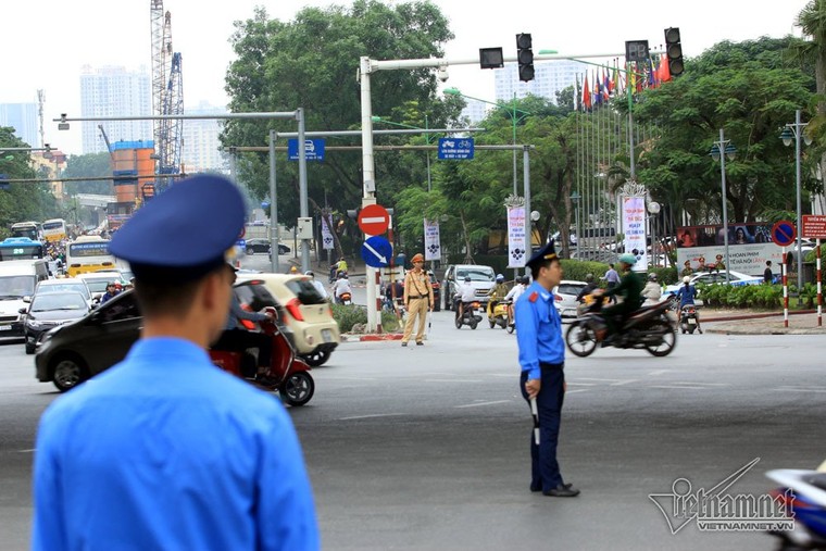 Ngày rối loạn phố Kim Mã: Xế hộp ngỡ ngàng, xe máy chen nhau hít khói ảnh 11