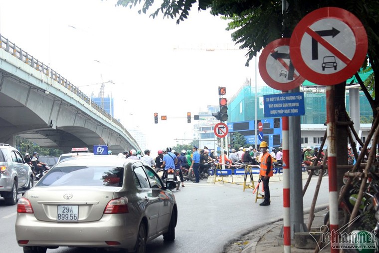 Ngày rối loạn phố Kim Mã: Xế hộp ngỡ ngàng, xe máy chen nhau hít khói ảnh 14