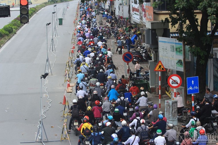 Ngày rối loạn phố Kim Mã: Xế hộp ngỡ ngàng, xe máy chen nhau hít khói ảnh 15