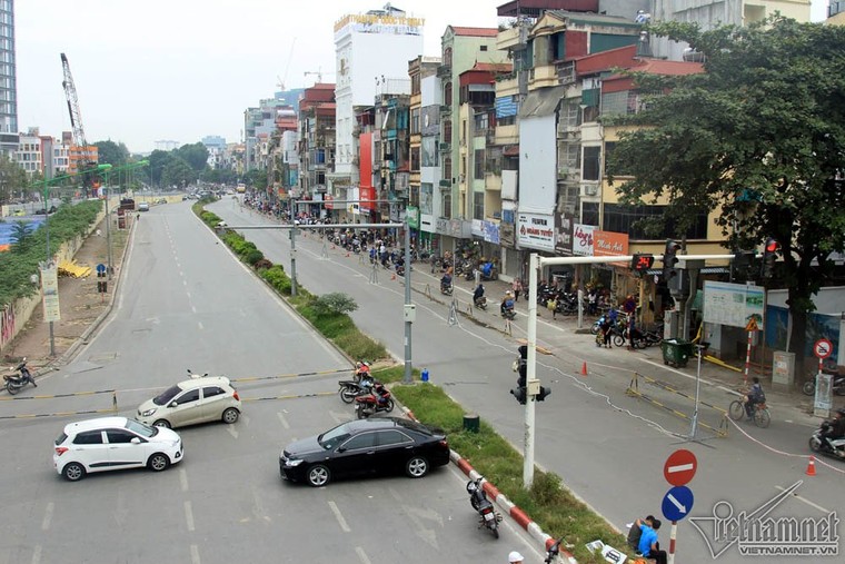 Ngày rối loạn phố Kim Mã: Xế hộp ngỡ ngàng, xe máy chen nhau hít khói ảnh 4