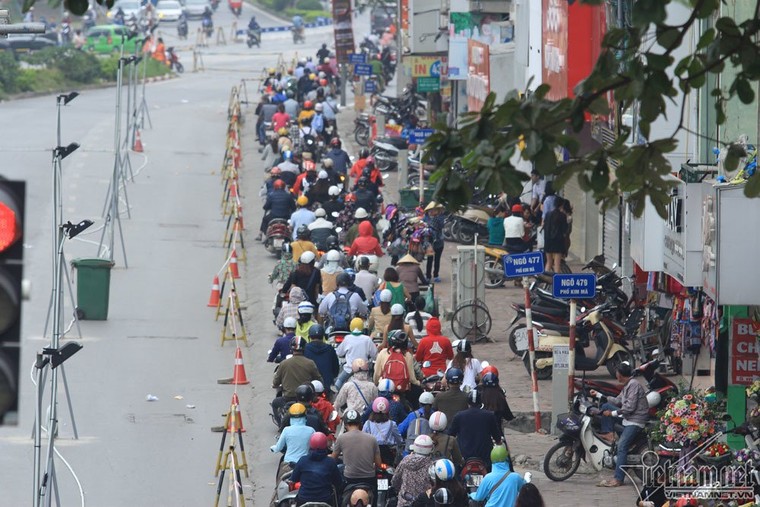 Ngày rối loạn phố Kim Mã: Xế hộp ngỡ ngàng, xe máy chen nhau hít khói ảnh 6