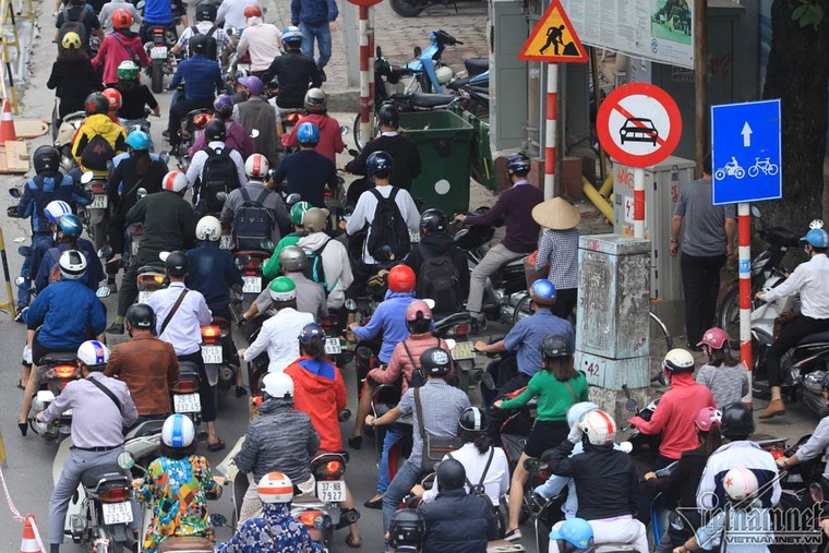 Ngày rối loạn phố Kim Mã: Xế hộp ngỡ ngàng, xe máy chen nhau hít khói ảnh 7