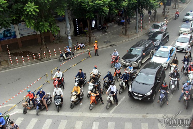 Ngày rối loạn phố Kim Mã: Xế hộp ngỡ ngàng, xe máy chen nhau hít khói ảnh 8