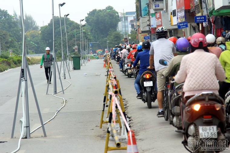 Ngày rối loạn phố Kim Mã: Xế hộp ngỡ ngàng, xe máy chen nhau hít khói ảnh 9