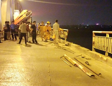 Hé lộ giấy tờ người đàn ông tìm thấy trên xe Mercedes lao xuống sông Hồng ảnh 1