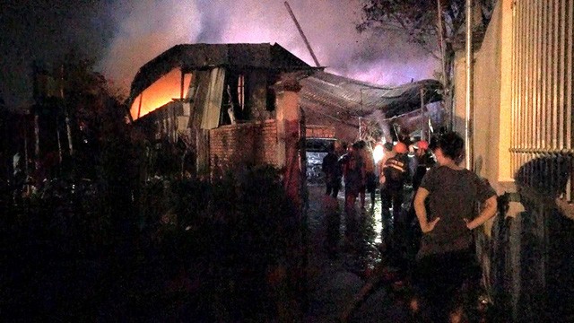 Xưởng gỗ ở Bình Dương cháy dữ dội, dân bỏ chạy tán loạn trong đêm ảnh 2