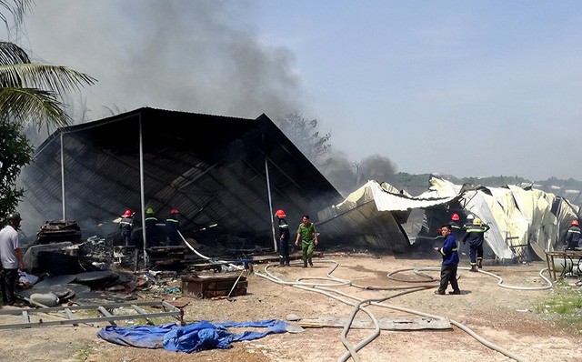 Xưởng gỗ ở Bình Dương cháy dữ dội, dân bỏ chạy tán loạn trong đêm ảnh 3