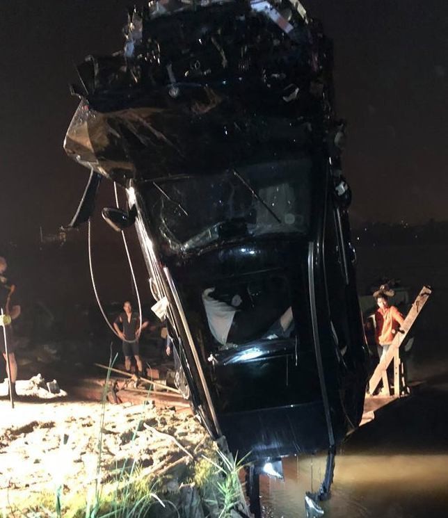 Vụ Mercedes rơi xuống sông: Cô gái 21 tuổi là người ngồi trên ghế lái ảnh 3