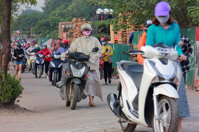 Hàng trăm người dắt xe máy ngược chiều đối phó với CSGT ảnh 3