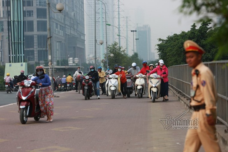 Hàng trăm người dắt xe máy ngược chiều đối phó với CSGT ảnh 9