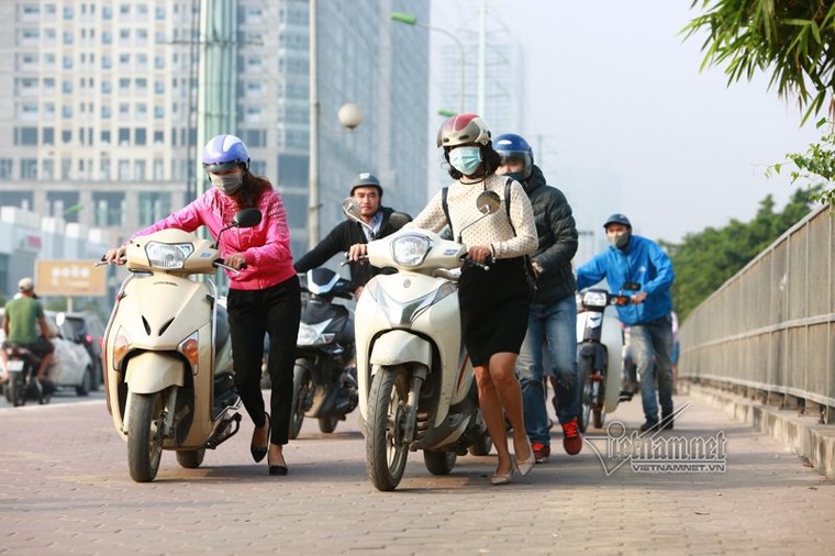 Hàng trăm người dắt xe máy ngược chiều đối phó với CSGT ảnh 11