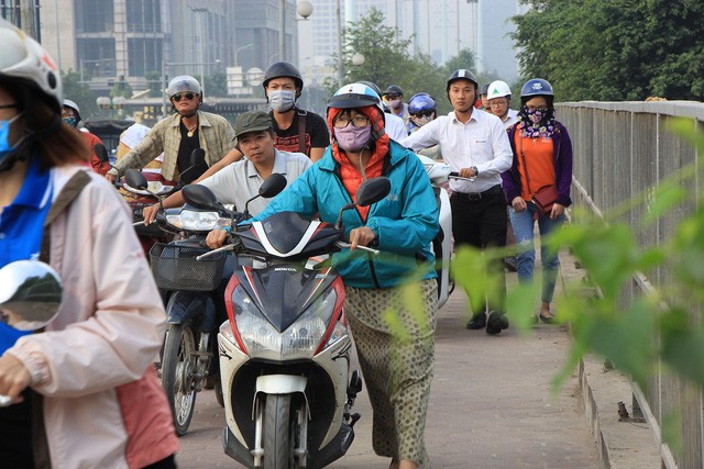 Hàng trăm người dắt xe máy ngược chiều đối phó với CSGT ảnh 5