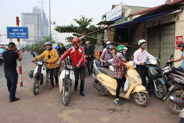 Hàng trăm người dắt xe máy ngược chiều đối phó với CSGT ảnh 7